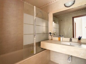 Bathtub, hair dryer, towels