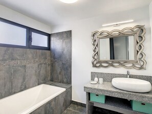 Bathtub, hair dryer, towels - On the Wave by LovelyStay (Paúl do Mar)