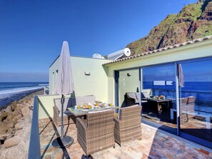 Outdoor dining - On the Wave by LovelyStay (Paúl do Mar)