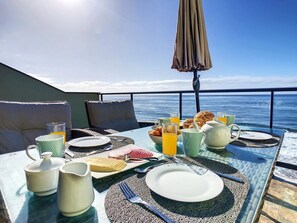 Outdoor dining - On the Wave by LovelyStay (Paúl do Mar)