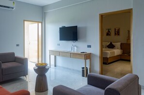 Habitación, 1 cama doble | Zona de estar | Televisión LED de 43 pulgadas con canales digitales, una televisión