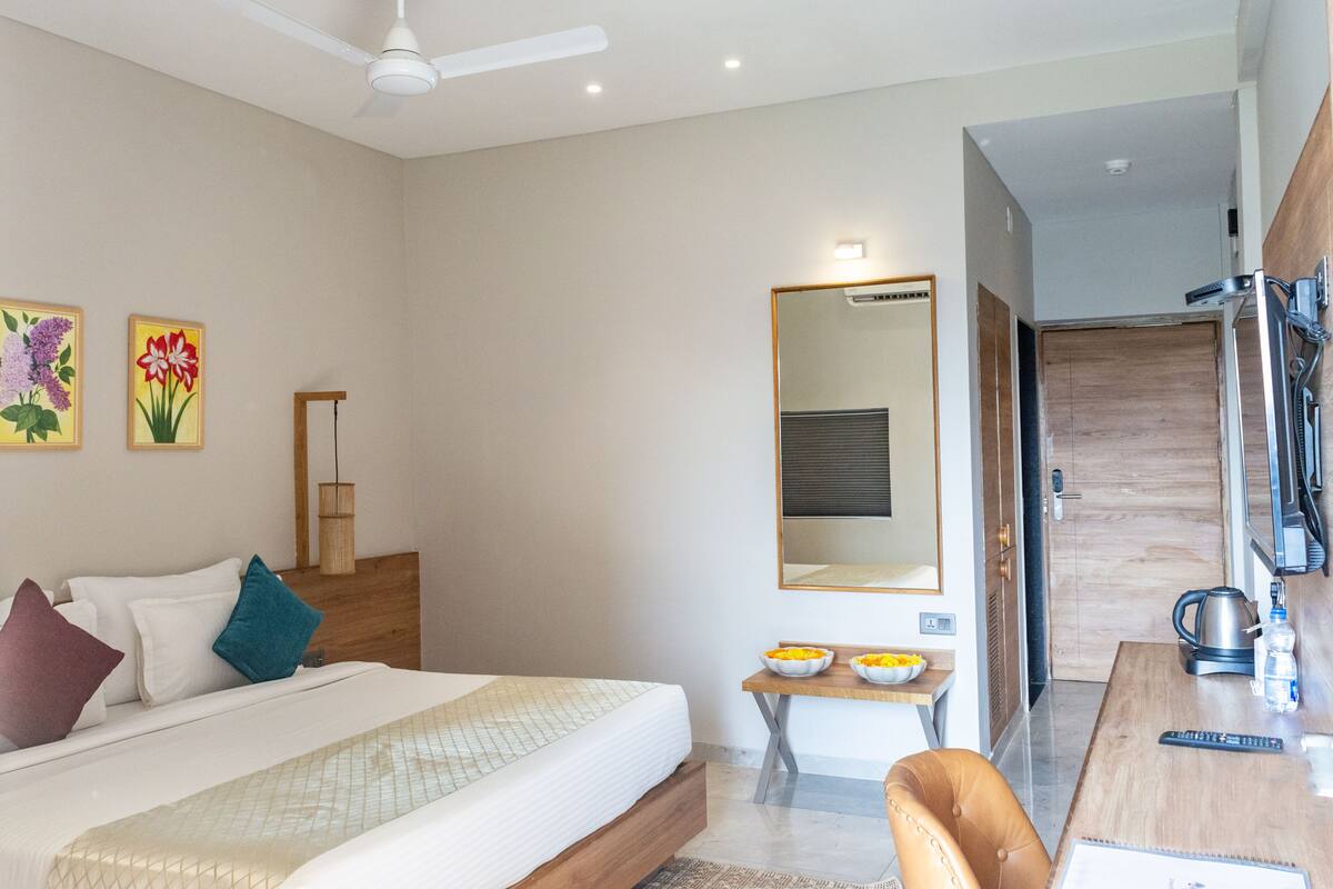ห้องคลาสสิก | เครื่องนอนระดับพรีเมียม, ผ้าม่านกันแสง, ห้องเก็บเสียง, เตารีด/โต๊ะรีดผ้า