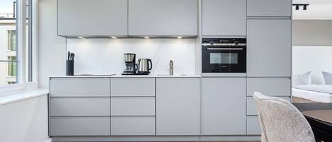 Refrigerador, microondas, horno y parrilla de estufa