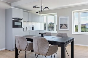Dining - Tolles Familienapartment an der Ostsee mit Balkon, Meerblick und Zwei Bädern (Ostseebad Binz OT Prora)
