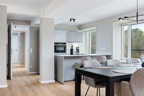 Kylskåp, mikrovågsugn, ugn och spishäll