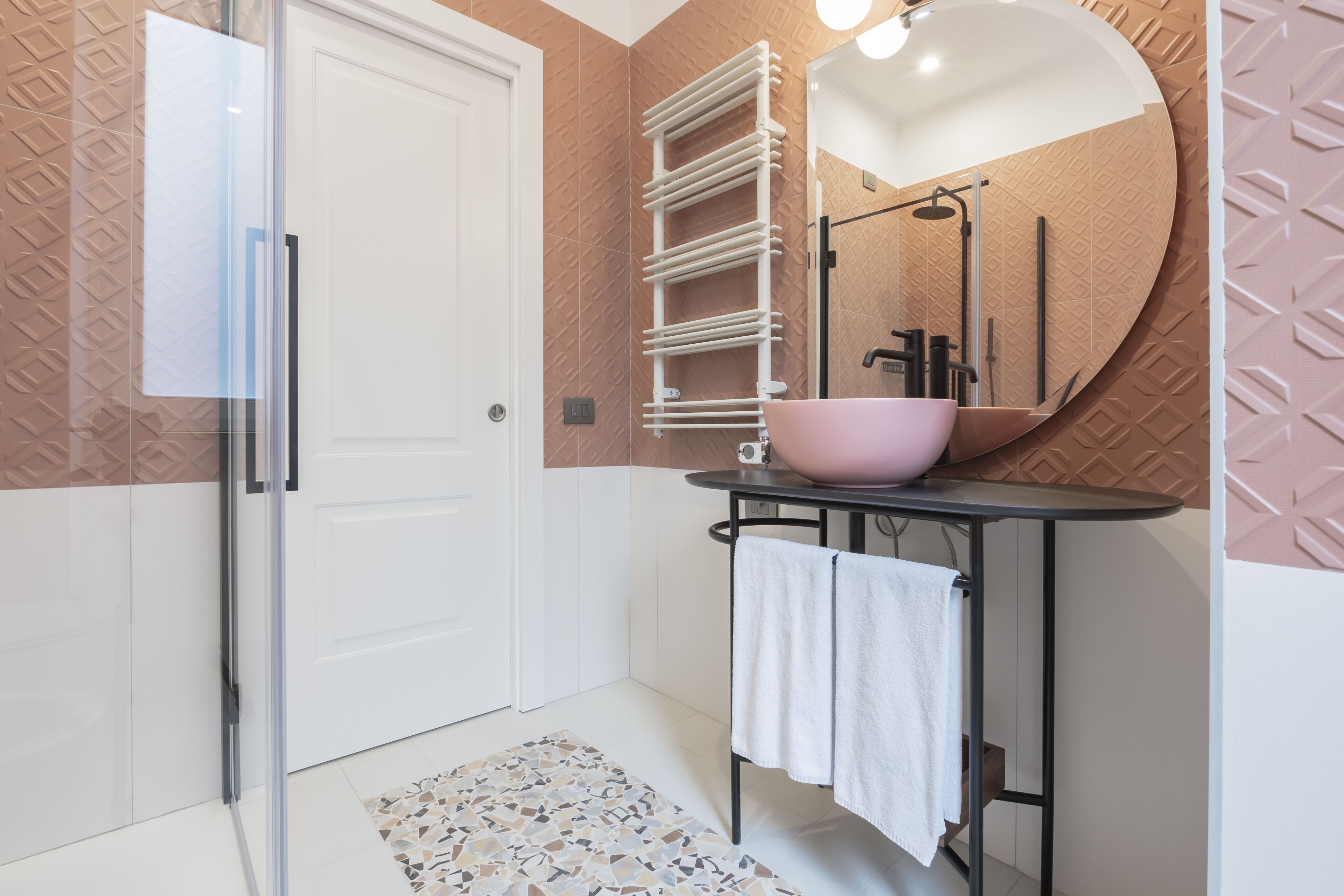 Premium Apartment | Bathroom | Shower, towels, soap, shampoo