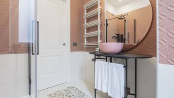 Premium Apartment | Bathroom | Shower, towels, soap, shampoo