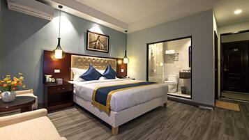 Deluxe Double Room | Peti besi dalam bilik, meja, ruang kerja komputer riba