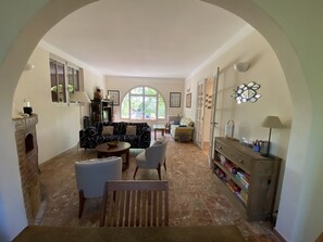 Smart TV, lareira, livros, biblioteca musical