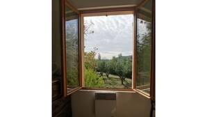 A room with a large window overlooking a garden. - House in Provence Verte (Cotignac)