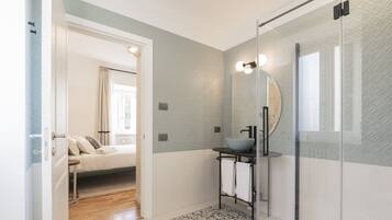 Shower, towels, soap, shampoo