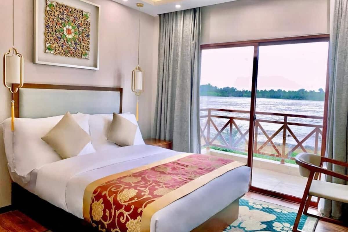 Signature Room, 2 Bedrooms, Balcony, Ground Floor | Individually decorated, desk, free WiFi, bed sheets