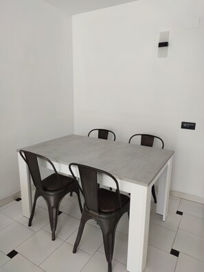 Dining - Stylish and sunny apartment a few steps from the main beach. 2 Pool complex (Calpe)