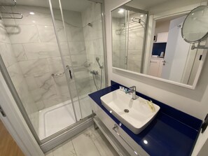 Dusche, Handtücher, Seife, Shampoo