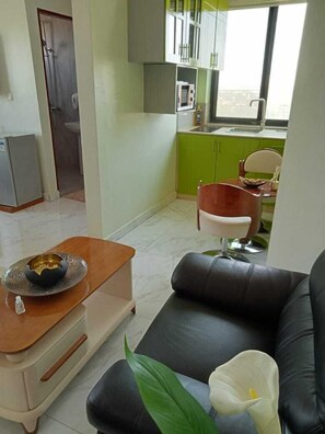 Habitación Confort | Área de sala de estar | Smart TV de 52 pulgadas con canales vía satélite y televisión