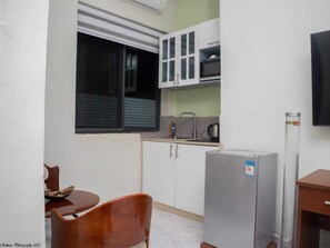 Habitación Confort | Cocina privada | Frigobar, microondas, parrilla de estufa y cafetera de espresso