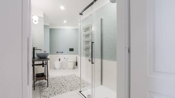 Apartamento clássico | Banheiro | Chuveiro, toalhas de banho, sabonete, shampoo