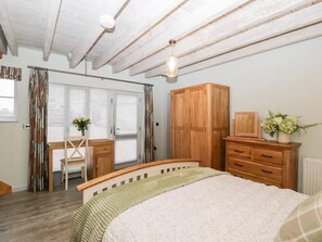 2 soverom, skrivebord, strykejern/-brett og reiseseng for barn