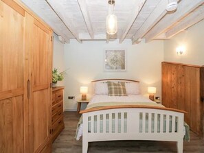 2 soverom, skrivebord, strykejern/-brett og reiseseng for barn