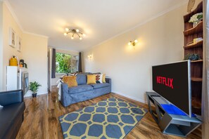 Traditional House, Private Bathroom, Courtyard View | Lounge - Pierocks Carver Entire House, Free Parking and Wi-fi in High Wycombe (High Wycombe)