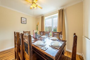 Traditional House, Private Bathroom, Courtyard View | Dining - Pierocks Carver Entire House, Free Parking and Wi-fi in High Wycombe (High Wycombe)