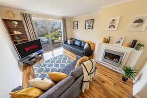 Traditional House, Private Bathroom, Courtyard View | Lounge - Pierocks Carver Entire House, Free Parking and Wi-fi in High Wycombe (High Wycombe)