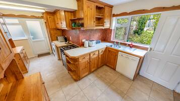 Rumah Tradisional, kamar mandi pribadi | Dapur bersama