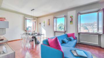 Rumah Keluarga, 2 kamar tidur, microwave (Anita Lake, 2BR Retreat w/ Shared) | Area keluarga | TV dan peralatan stereo