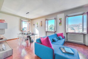Maison Familiale, 2 chambres, four à micro-ondes (Anita Lake, 2BR Retreat w/ Shared) | Coin séjour