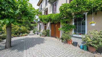 Family House, Multiple Bedrooms (Anita Lake - Shared Pool) | Exterior