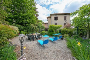 Family House, Multiple Bedrooms (Anita Lake - Shared Pool) | Outdoor dining