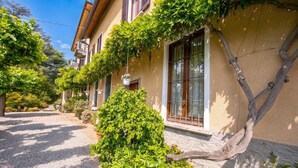 A building with a sloped roof, large windows, and a gravel pathway. - Anita Lake, 2BR Retreat w/ Shared Pool and Gym (Gemonio)
