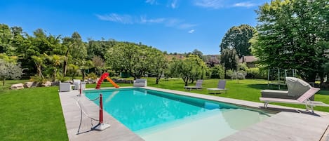 Familie huis, 2 slaapkamers, magnetron (Anita Lake, 2BR Retreat w/ Shared) | Zwembad | Een seizoensgebonden buitenzwembad