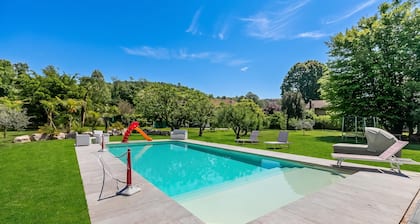 Anita Lake, 2BR Retreat w/ Shared Pool and Gym