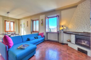 Family House, 2 Bedrooms, Microwave (Anita Lake - Shared Pool) | Living area