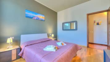 2 bedrooms, in-room safe, laptop workspace, iron/ironing board