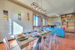 Family House, Multiple Bedrooms (Anita Lake - Shared Pool) | Dining