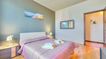 Family House, 2 Bedrooms, Microwave (Anita Lake - Shared Pool) | 2 bilik tidur, peti besi dalam bilik