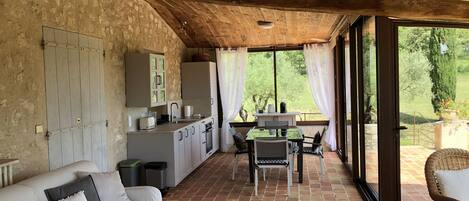 Smart-tv en een tafeltennistafel