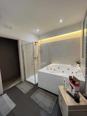 Dusche, Whirlpool, Haartrockner, Bidet