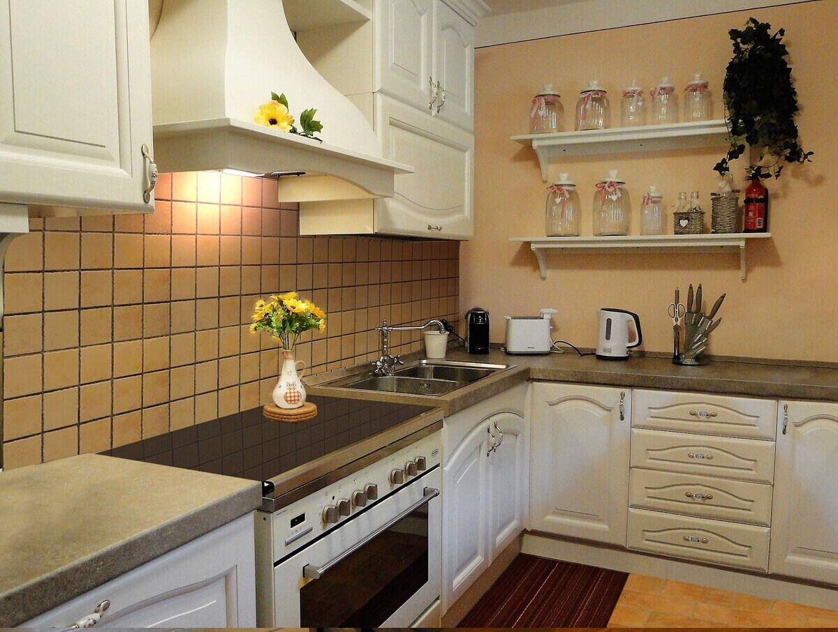 Full-sized fridge, microwave, oven, stovetop