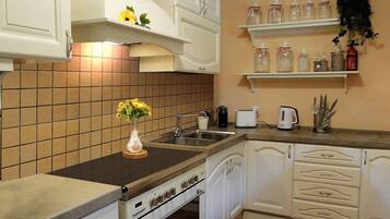 Full-sized fridge, microwave, oven, stovetop