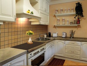 Täysikokoinen jääkaappi, mikroaaltouuni, uuni, liesi