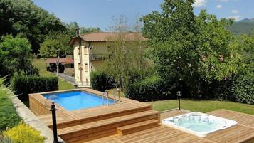 Kolam renang outdoor musiman, dengan payung kolam renang