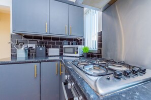 Casa premium, banheiro privativo, vista para o jardim (4 Bed Detached in Heswall) | Cozinha compartilhada