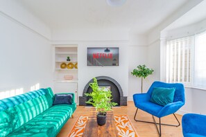 Premium House, Private Bathroom, Garden View (4 Bed Detached in Heswall) | Lounge - Premium 4 Bed Detached in Heswall (Wirral)