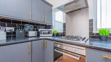 Premium House, Private Bathroom, Garden View (4 Bed Detached in Heswall) | Shared kitchen