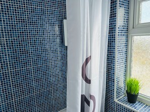 Premium House, Private Bathroom, Garden View (4 Bed Detached in Heswall) | Bathroom