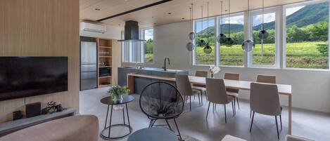 Villa Premier | Minibar, arbetsyta för laptop och mörkläggningsgardiner