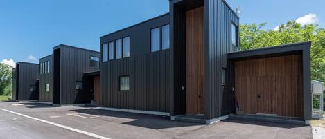 2 quartos, frigobar, espaço de trabalho para notebook, cortinas blackout